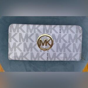 Michael Kors wallet. Good condition
